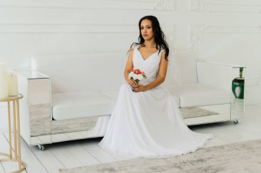 Sabahleyin bir otel odasında evlenmeye hazırlanan Afro-Amerikalı gelin.