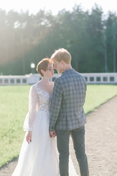 Jovem Noiva Noivo Casal Concurso Segurando Uns Aos Outros Casamento — Fotografia de Stock