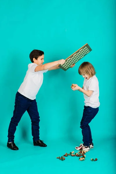 Dwóch Chłopców Grających Szachy Studio Tle — Zdjęcie stockowe