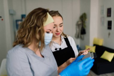 Tırnak boyası stili. Renkli manikür, kozmetik renginde jöle boyası..