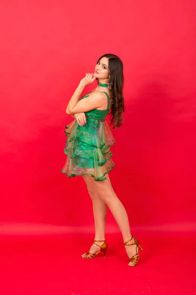 Mujer Joven Traje Sexy Árbol Navidad Sobre Fondo Rojo Estudio — Foto de Stock