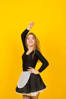 Stüdyoda poz veren hizmetçi elbiseli güzel seksi kadın.