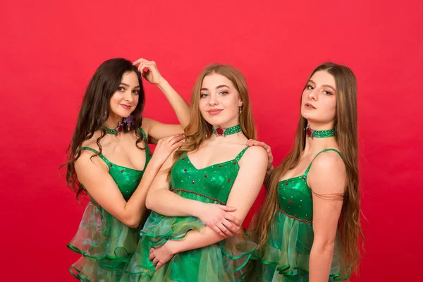 Tre Giovani Donne Costume Sexy Albero Natale Sfondo Rosso Studio — Foto Stock