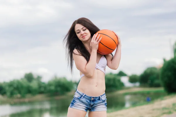 Young Athletic Female Top Sweatpants Playing Ball Basketball Court Outdoors — Stock Photo, Image