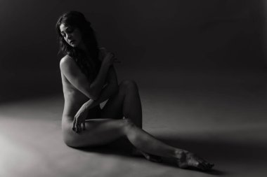 Çıplak kadın silueti, çıplak vücutlu baştan çıkarıcı genç bir kadın.