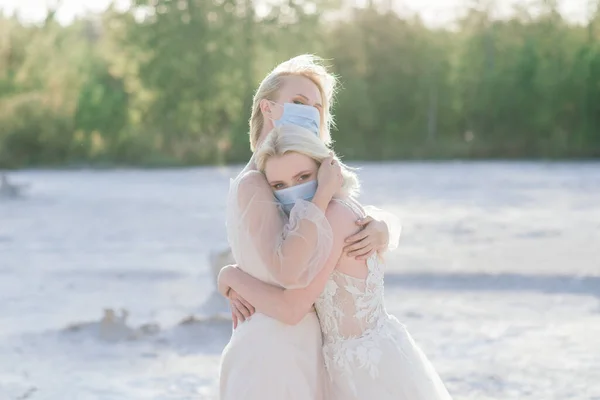 레즈비언 부부의 위에서 결혼식을 유행하는 Covid 마스크를 — 스톡 사진
