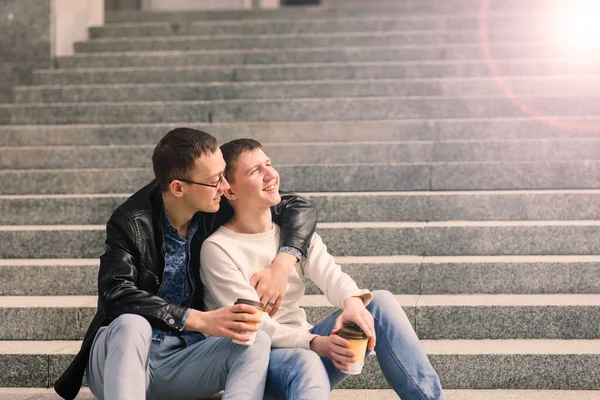 市内でロマンチックなゲイのカップル 同性愛の愛 — ストック写真
