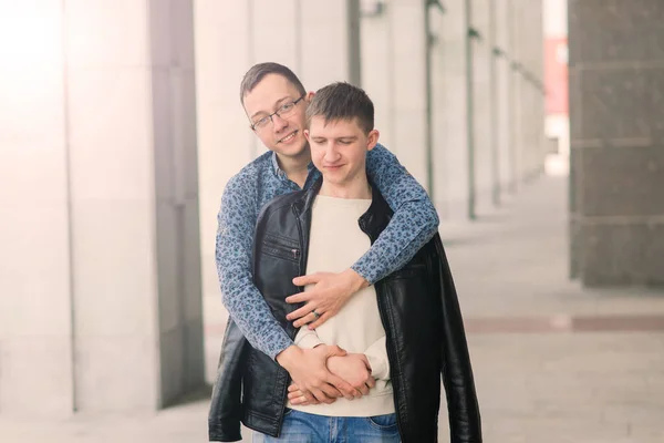 市内でロマンチックなゲイのカップル 同性愛の愛 — ストック写真