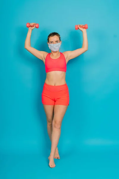 Kvinna Ansiktsskydd Mask Och Fitness Slitage Isolerad Över Blå Bakgrund — Stockfoto