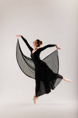 Vücut kıyafetli, beyaz tenli beyaz dansçı portresi..