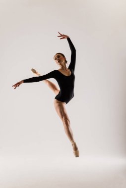 Vücut kıyafetli, beyaz tenli beyaz dansçı portresi..