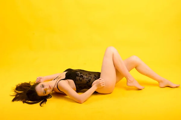 Mujer Traje Negro Sobre Fondo Amarillo Sensual Hermosa Hembra Posando — Foto de Stock