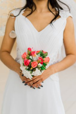 Duvağı ile mutlu, güzel bir gelin iç mekanda mutlu ve heyecanlı bir düğün sabahı