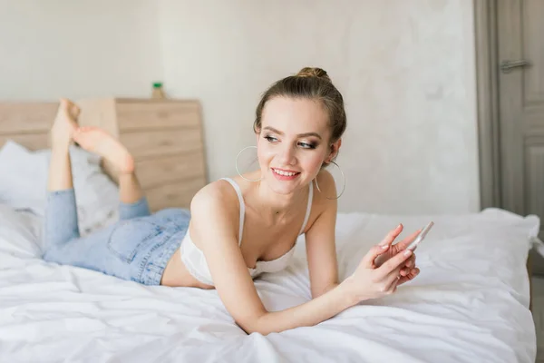 Retrato Joven Hermosa Mujer Sonriente Acostada Cama Bebiendo Café Mañana — Foto de Stock