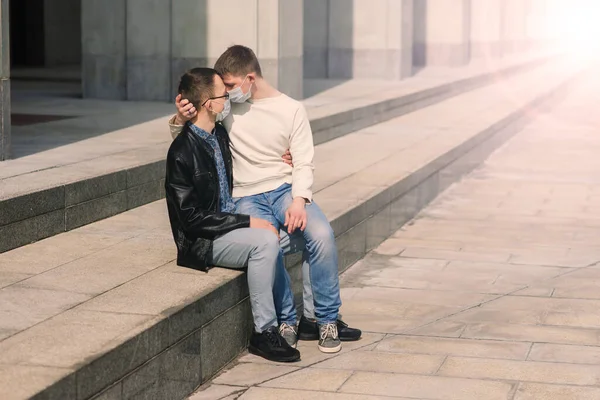 Jong Gay Paar Dragen Medisch Masker Knuffelen Kussen Stad — Stockfoto