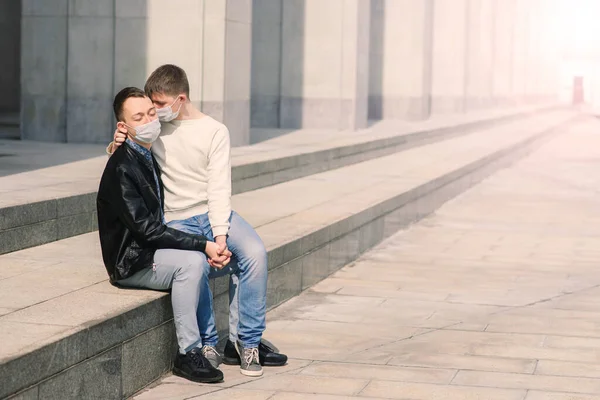 Jong Gay Paar Dragen Medisch Masker Knuffelen Kussen Stad — Stockfoto