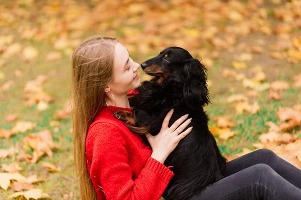 Gelukkig Vrouw Houdt Haar Kleine Hond Armen Herfst Park — Stockfoto