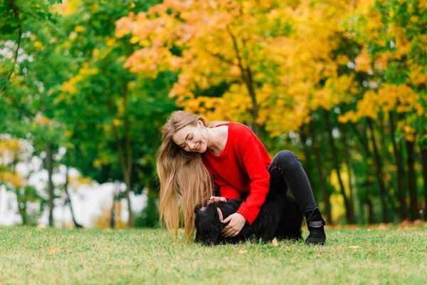 Glückliche Frau Hält Ihren Kleinen Hund Arm Herbstpark — Stockfoto