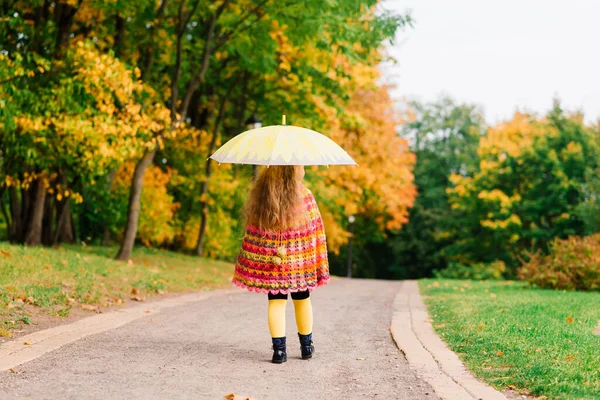 Szczęśliwy Dziecko Dziewczyna Śmiejąc Się Parasol Jesienny Park — Zdjęcie stockowe