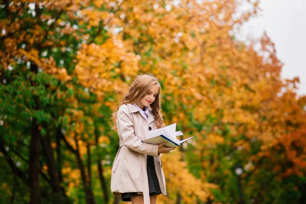 Retrato Uma Colegial Bonito Com Livro Interessante Ambiente Natural — Fotografia de Stock