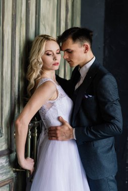 Klasik bir stüdyonun içinde sevimli bir evlilik çifti. Öpüşüyorlar ve sarılıyorlar..