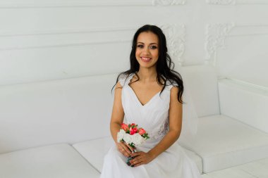 Duvağı ile mutlu, güzel bir gelin iç mekanda mutlu ve heyecanlı bir düğün sabahı