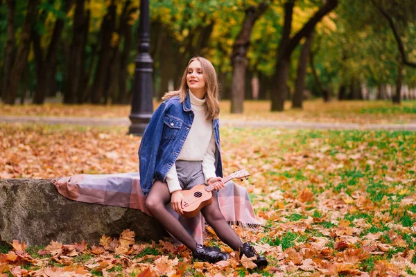 Beautiful Woman Playing Ukulele Guitar Outdoor Autumn Forest — Stock Photo, Image