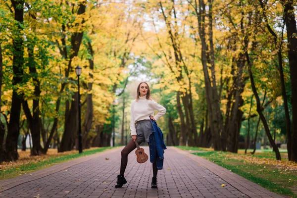 Mulher Bonita Tocando Ukulele Guitarra Livre Uma Floresta Outono — Fotografia de Stock