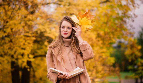 Belle Femme Passant Temps Dans Parc Pendant Saison Automne — Photo