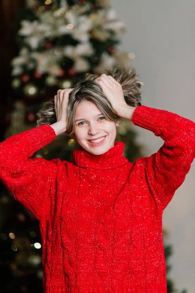 Hermosa Mujer Joven Celebrando Navidad Casa Divertirse Regalos Apertura —  Fotos de Stock