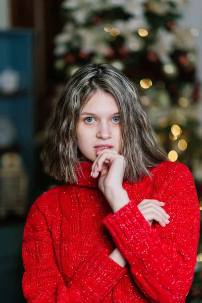 Schöne Junge Frau Feiert Weihnachten Hause Und Hat Spaß Dabei — Stockfoto