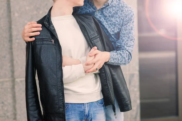 Şehir Merkezinde Yürüyen Eşcinsel Çift Yaşam Tarzı — Stok fotoğraf