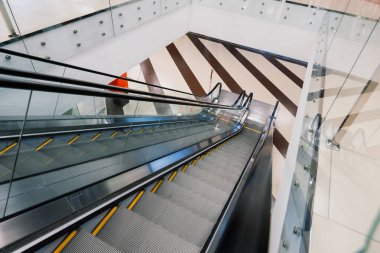 Minsk, Belarus - 03.09.2021. Alışveriş merkezinde boş yürüyen merdiven, insan yok, izolasyon kabini