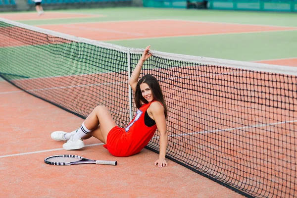 Schöne Tennisspielerin Roten Kleid Auf Dem Tennisplatz — Stockfoto