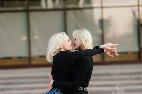 Twee Jonge Vrouwen Wandelen Glimlachend Omhelzen Kussen Outdoor — Stockfoto