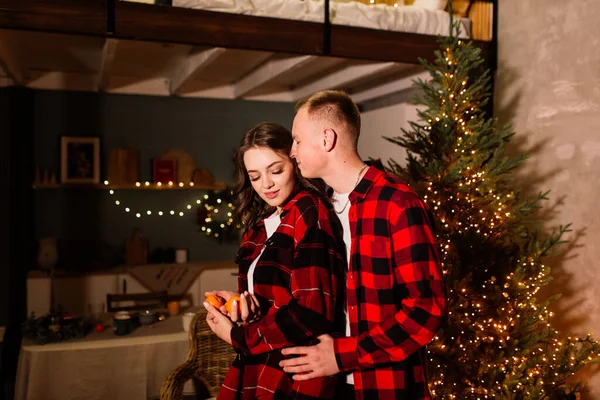 Amore Natale Coppia Concetto Proposta Felice Uomo Dando Anello Fidanzamento — Foto Stock