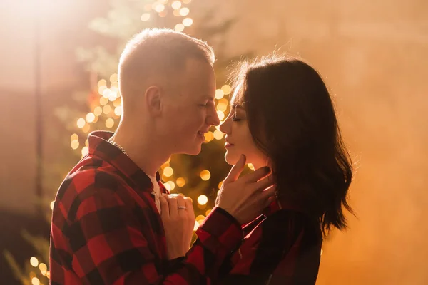 Amor Natal Casal Conceito Proposta Homem Feliz Dando Anel Noivado — Fotografia de Stock