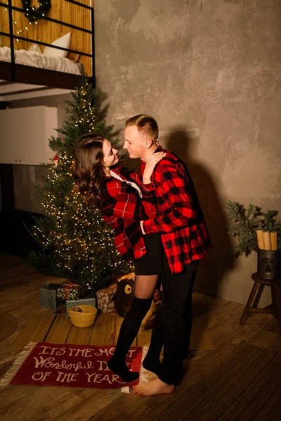 Amor Navidad Pareja Concepto Propuesta Hombre Feliz Dando Anillo Compromiso — Foto de Stock