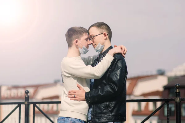 Jeune Couple Gay Portant Masque Médical Étreignant Ville — Photo