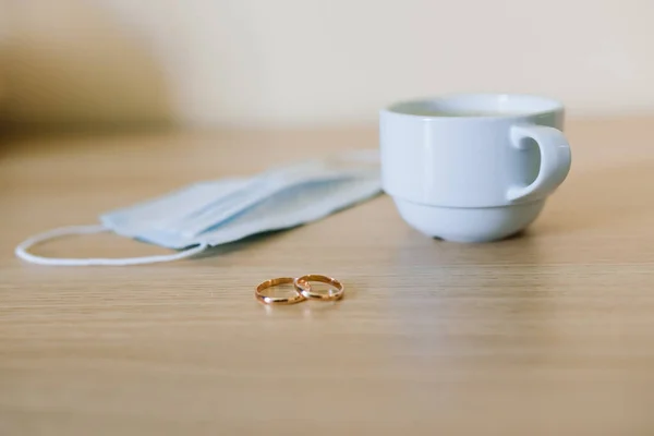 医療面マスクと結婚指輪 コロナウイルスのパンデミック時の離婚と結婚の分離 — ストック写真