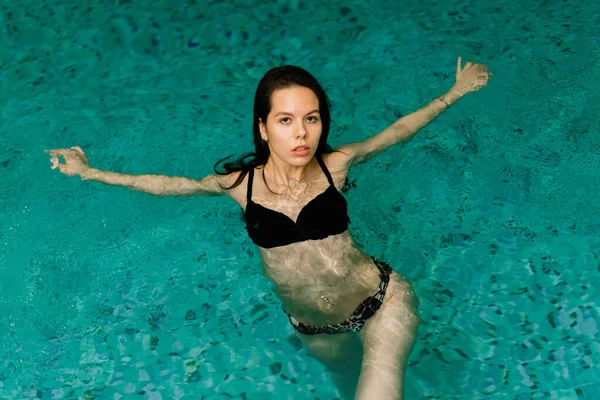 Портрет Молодой Женщины Отдыхающей Бассейне — стоковое фото