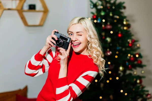 Femme Tient Caméra Femme Photographe Concept Bonheur Nouvelle Année Noël — Photo