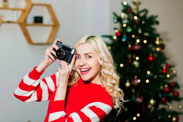 Frau Hält Kamerafrau Fest Konzept Von Glück Neujahr Weihnachten — Stockfoto