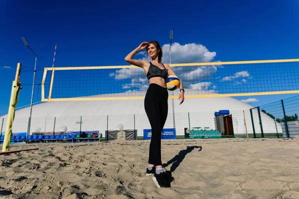 Eine Beachvolleyballerin Auf Dem Volleyballplatz — Stockfoto