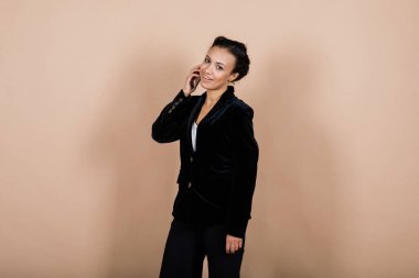 Stüdyoda, defterde, akıllı telefonda mutlu bir siyahi iş kadınının izole edilmiş bir fotoğrafı.