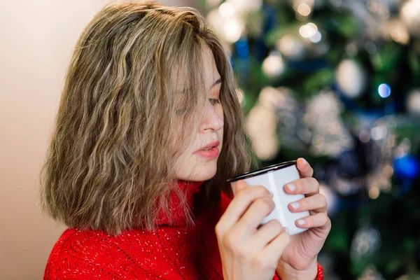 Feliz Mujer Joven Emocionalmente Sorprendida Por Árbol Navidad Acogedora Sala — Foto de Stock