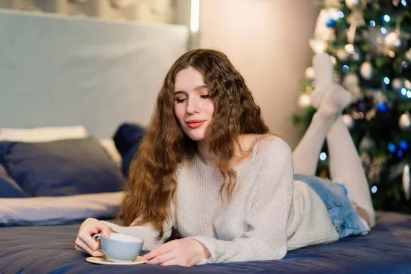 Feliz Mujer Joven Emocionalmente Sorprendida Por Árbol Navidad Acogedora Sala — Foto de Stock