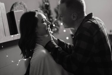 Genç adam sevgilisini öpüyor. Birlikte kış tatilini kutlarken mutlu oluyor.