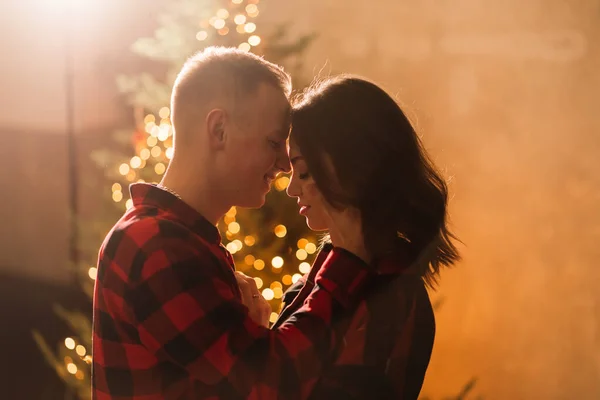 Jovem Beijando Linda Namorada Sentindo Felicidade Celebrar Férias Inverno Juntos — Fotografia de Stock