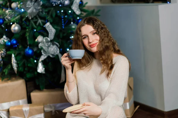 Drink Kerst Hygge Concept Close Van Gelukkige Vrouw Met Kopje — Stockfoto